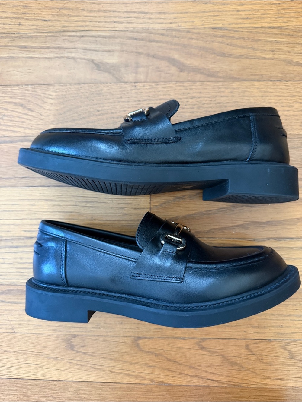 Blondo waterproof Hollee black leather loafers with gold tone details. Size 7 - Picture 3 of 9